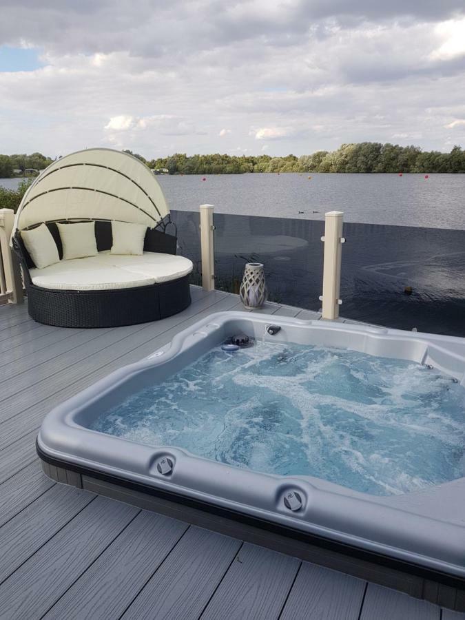 Dees Hot Tub Breaks At Tattershall Lakes Jet Ski 4 Exterior photo